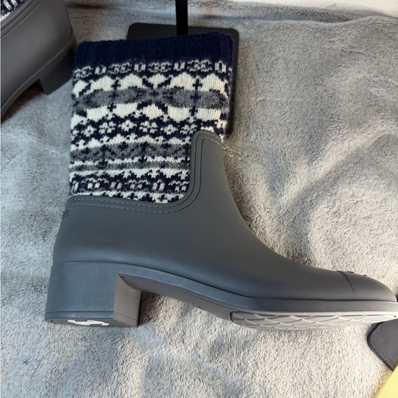 CHANEL Gray and Blue Rain Boots with Knit Cuffs - Picture 9 of 16